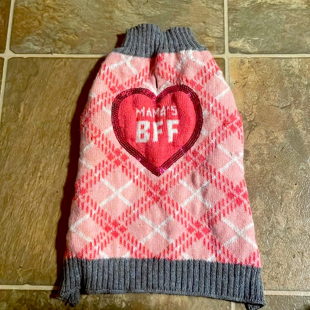 I’m selling a dog sweater it has a heart on it and it says mamas bff on it